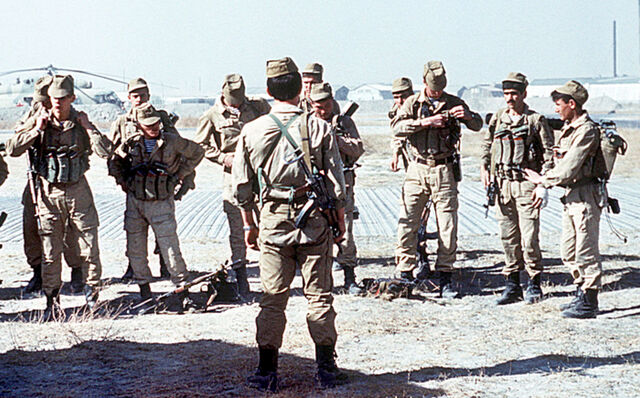 Sovětská skupina Spetsnaz (speciální operace) se připravuje na misi v Afghánistánu, 1988. Foto: Mikhail Evstafiev. Zdroj: Wikimedia Commons